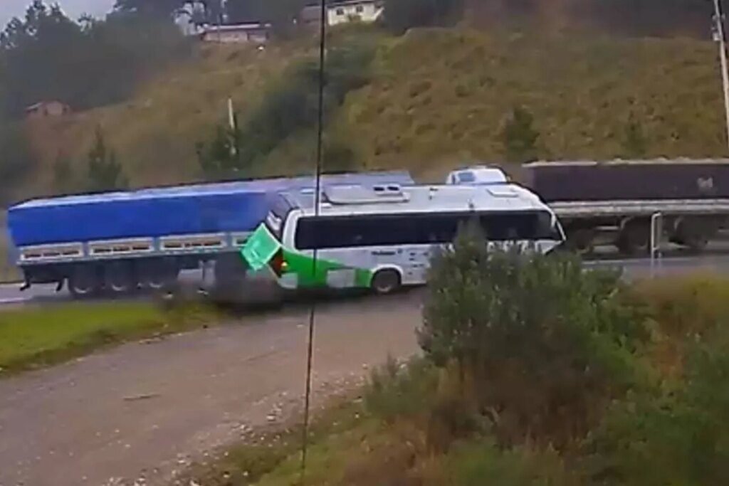 Vídeo mostra acidente com carretas e ônibus na BR-116