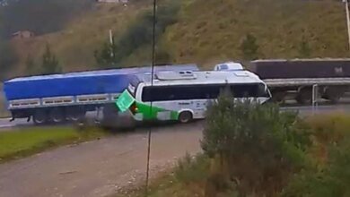 Vídeo mostra acidente com carretas e ônibus na BR-116