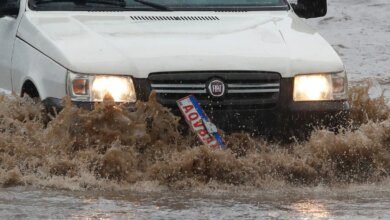 Alagamento arranca placas de carros em avenida de Curitiba