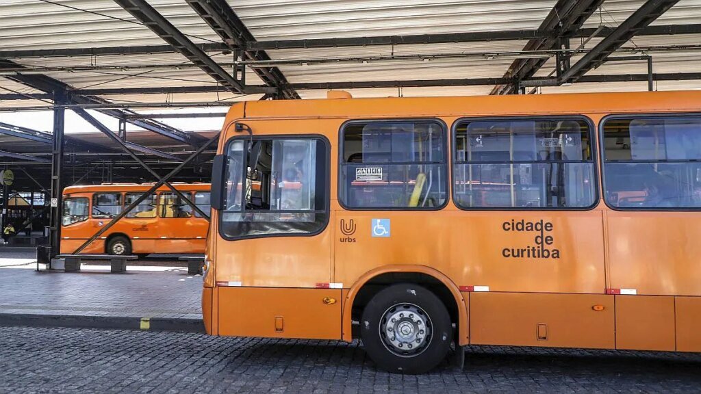 Câmara de Curitiba aprova revisão da lei do transporte em 1º turno Câmara de Curitiba aprova revisão na lei do transporte em 1º turno