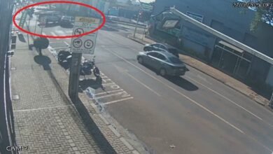 Vídeos mostram colisão entre Civic e viatura da PM no Centro de Cascavel