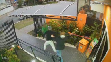 Dona de padaria expulsa assaltante a vassouradas em Curitiba