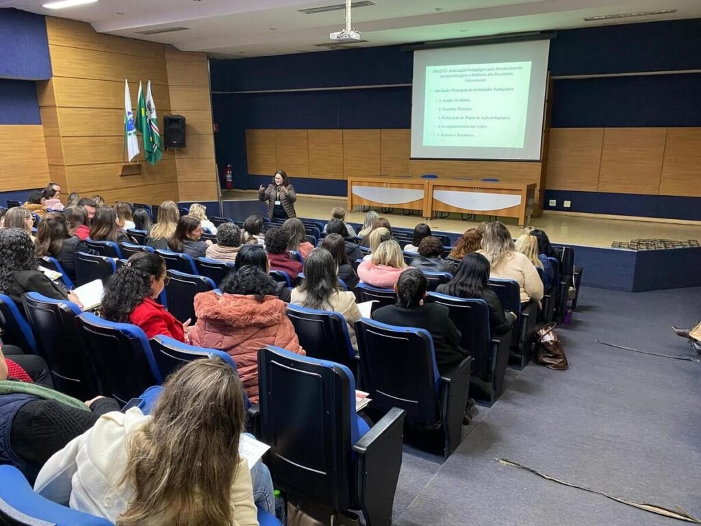 Educação avalia ações para o 2º semestre em escolas de Toledo Educação discute encaminhamentos para 2º semestre das escolas municipais em Toledo - O Paraná