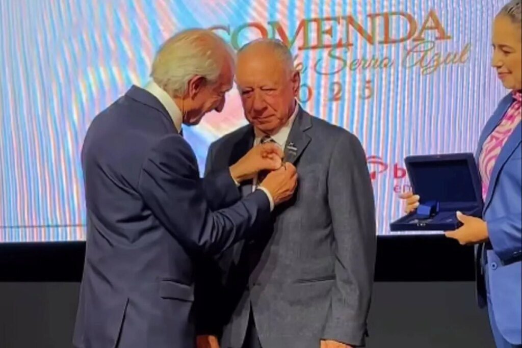 Empresário do varejo paranaense recebe Comenda Barão do Serro Azul Empresário de gigante varejista do PR ganha Comenda Barão do Serro Azul