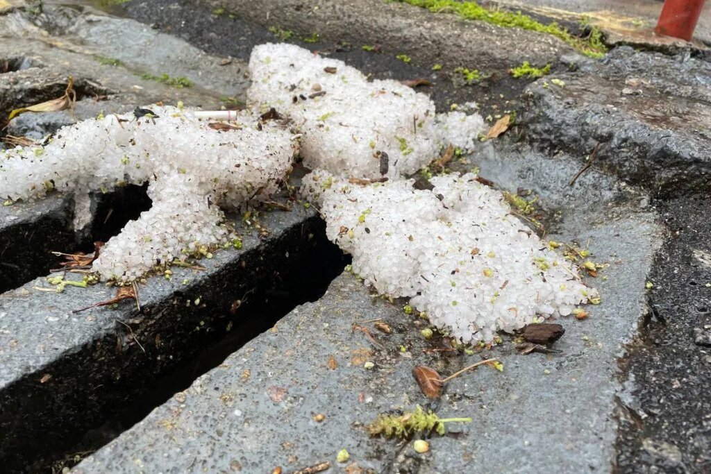 Granizo em Curitiba deixa bairros cobertos de gelo com temporal