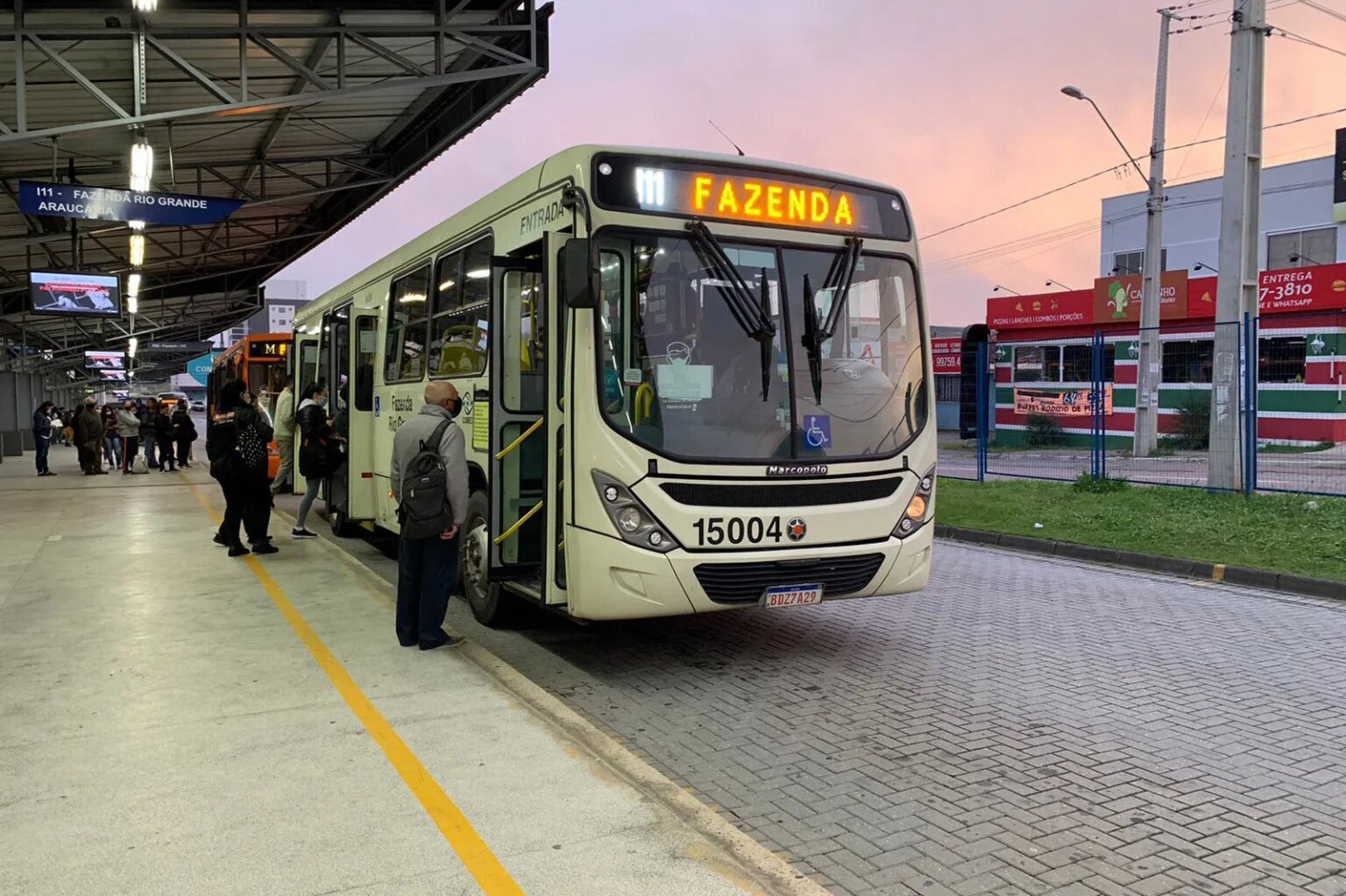 Homem rouba ônibus em terminal para ir a bar na grande Curitiba Homem furta ônibus de terminal para ir ao bar na grande Curitiba