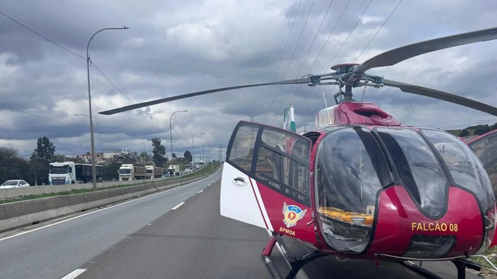 Motociclista é resgatado de helicóptero após colisão em Curitiba Jovem motociclista é regatado de helicóptero após colisão brutal em Curitiba