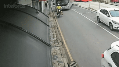 Motociclista escapa de raspão de acidente com ônibus em Curitiba