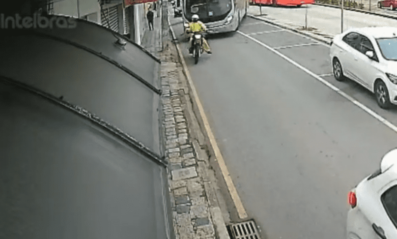 Motociclista escapa de raspão de acidente com ônibus em Curitiba