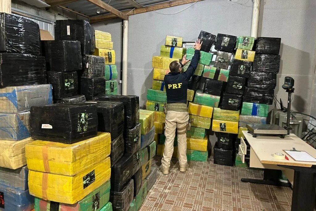 Motorista é preso com mais de 4 toneladas de maconha na RMC