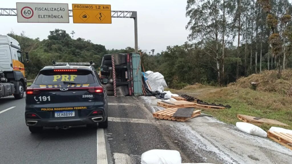 PRF identifica carga excedente em transporte rodoviário PRF constata excesso de carga