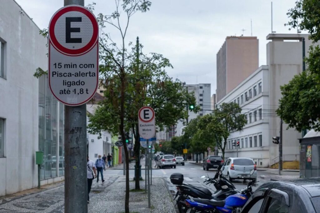 Projeto propõe vagas de estacionamento pra farmácias em Curitiba
