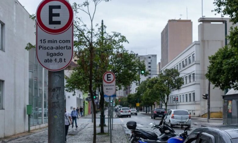 Projeto propõe vagas de estacionamento pra farmácias em Curitiba