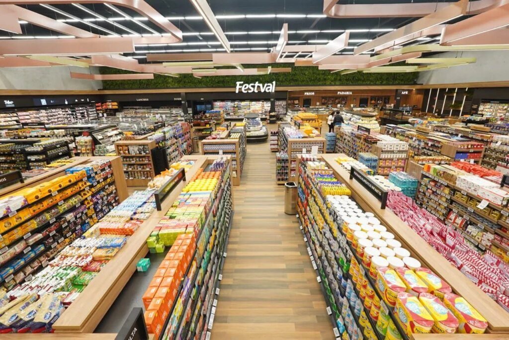 Supermercado de Curitiba inaugura prédio histórico reformado Novo supermercado de Curitiba inaugura imóvel histórico
