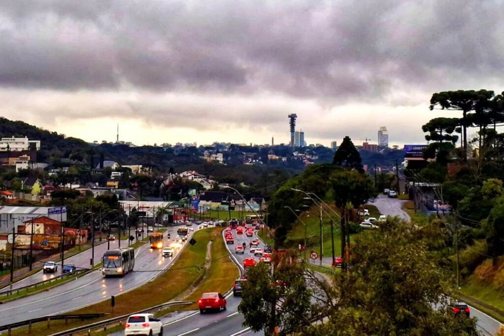 Temporal em Curitiba: bairros enfrentam dia escuro e chuva Dia vira noite e bairros de Curitiba têm temporal; Previsão do tempo