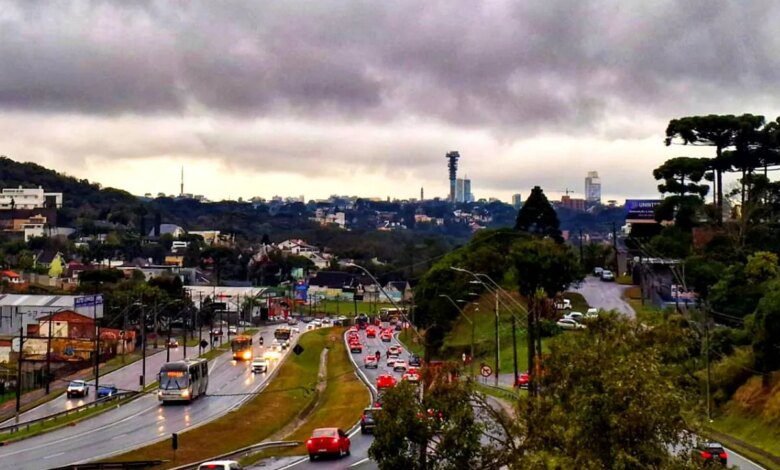 Dia vira noite e bairros de Curitiba têm temporal; Previsão do tempo