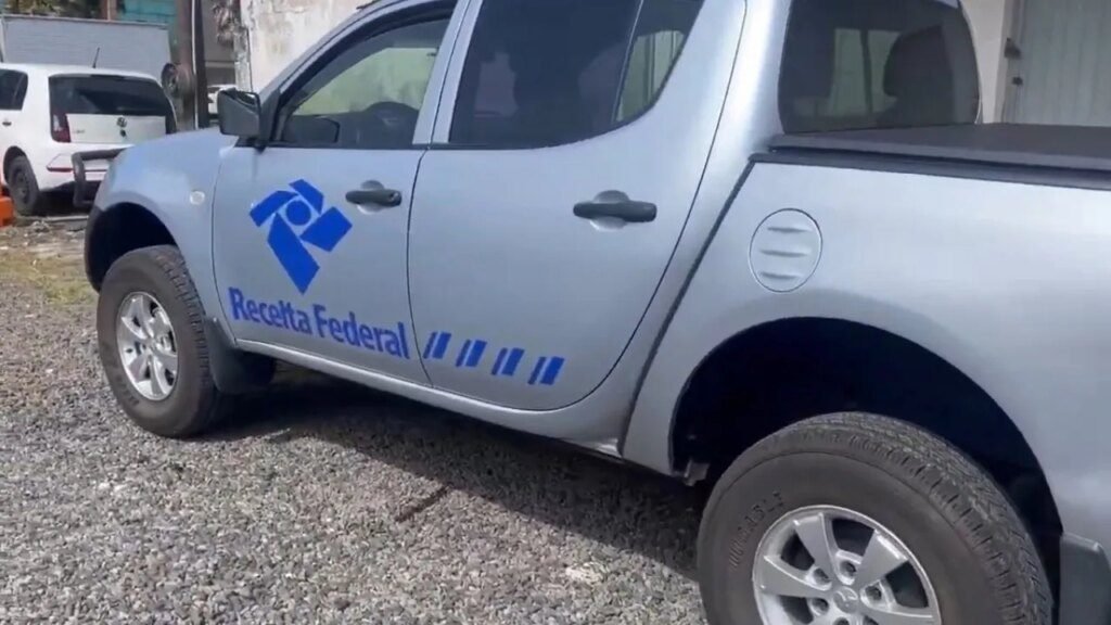 Viatura disfarçada revela transporte de drogas no Paraná Disfarce mal feito entrega 'viatura' que transportava drogas no Paraná