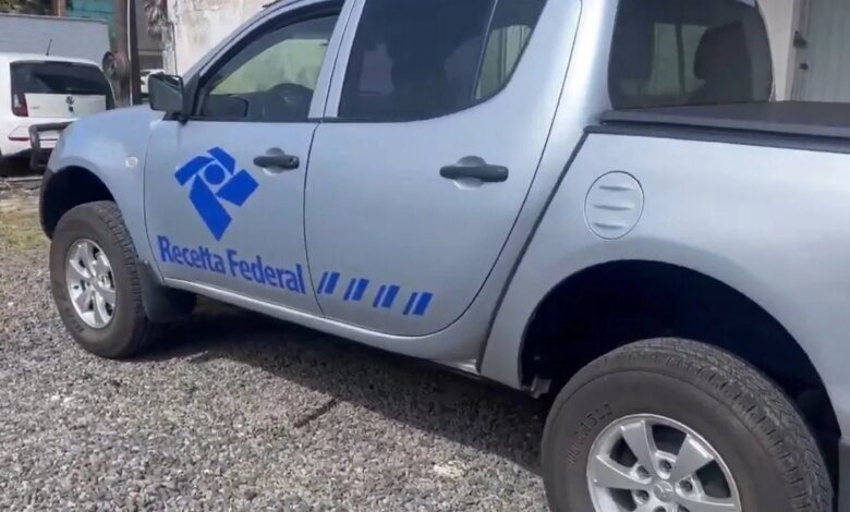 Disfarce mal feito entrega 'viatura' que transportava drogas no Paraná