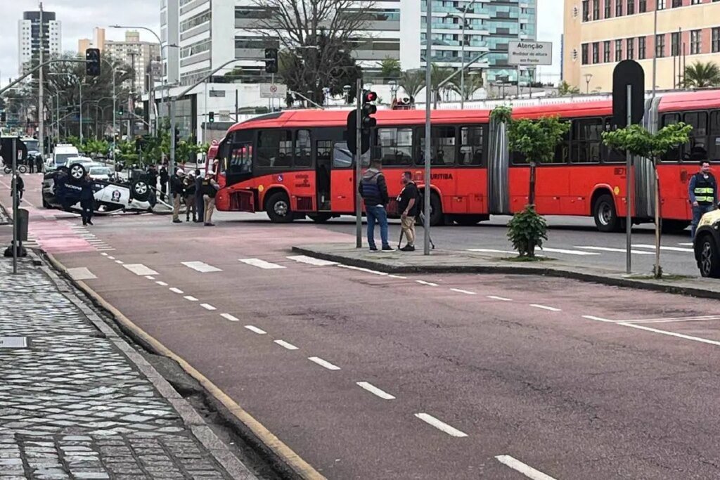 Viatura capota no Centro de Curitiba em acidente com biarticulado