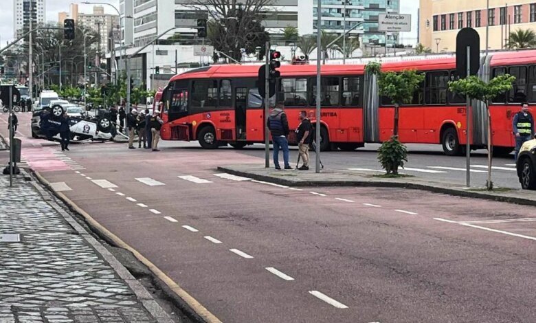 Viatura capota no Centro de Curitiba em acidente com biarticulado