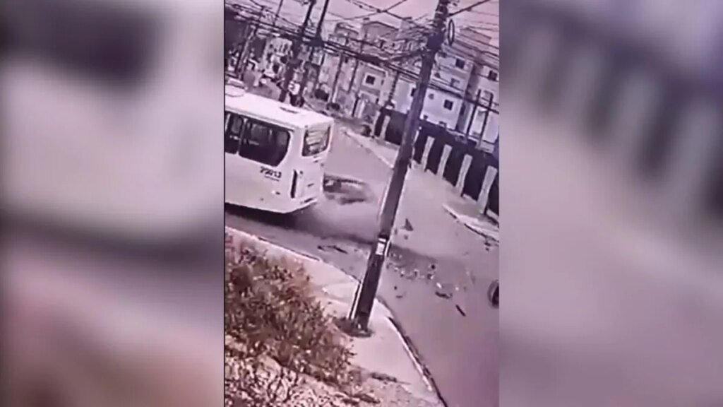Acidente entre carro e ônibus deixa passageira morta em Pinhais Carro bate em ônibus e passageira morre em Pinhais; vídeo