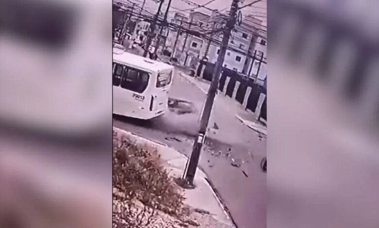 Carro bate em ônibus e passageira morre em Pinhais; vídeo