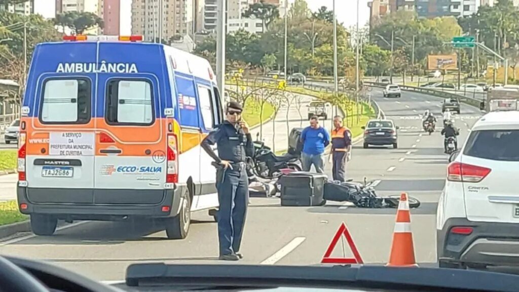 Acidente na Linha Verde provoca ferido e lentidão no trânsito Acidente na Linha Verde deixa motociclista ferido e trânsito lento