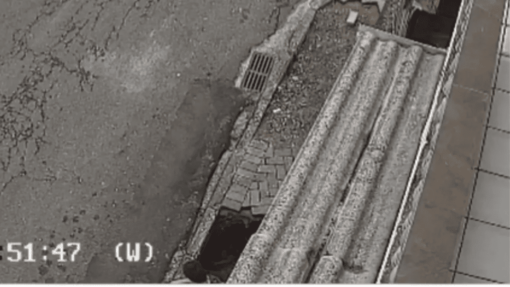 Adolescente cai em buraco após calçada ceder em Curitiba; vídeo
