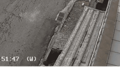 Adolescente cai em buraco após calçada ceder em Curitiba; vídeo