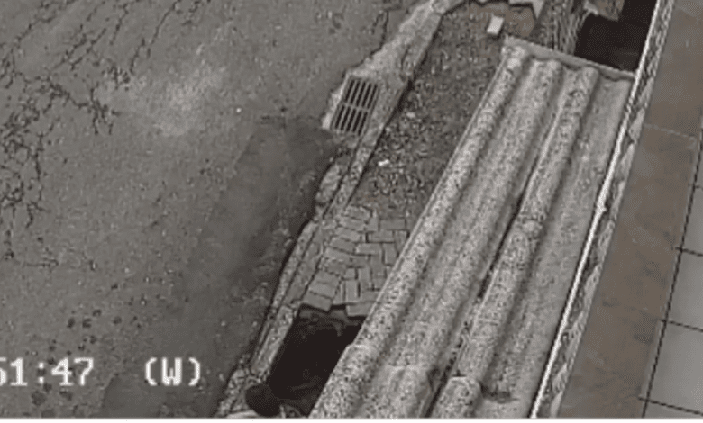 Adolescente cai em buraco após calçada ceder em Curitiba; vídeo