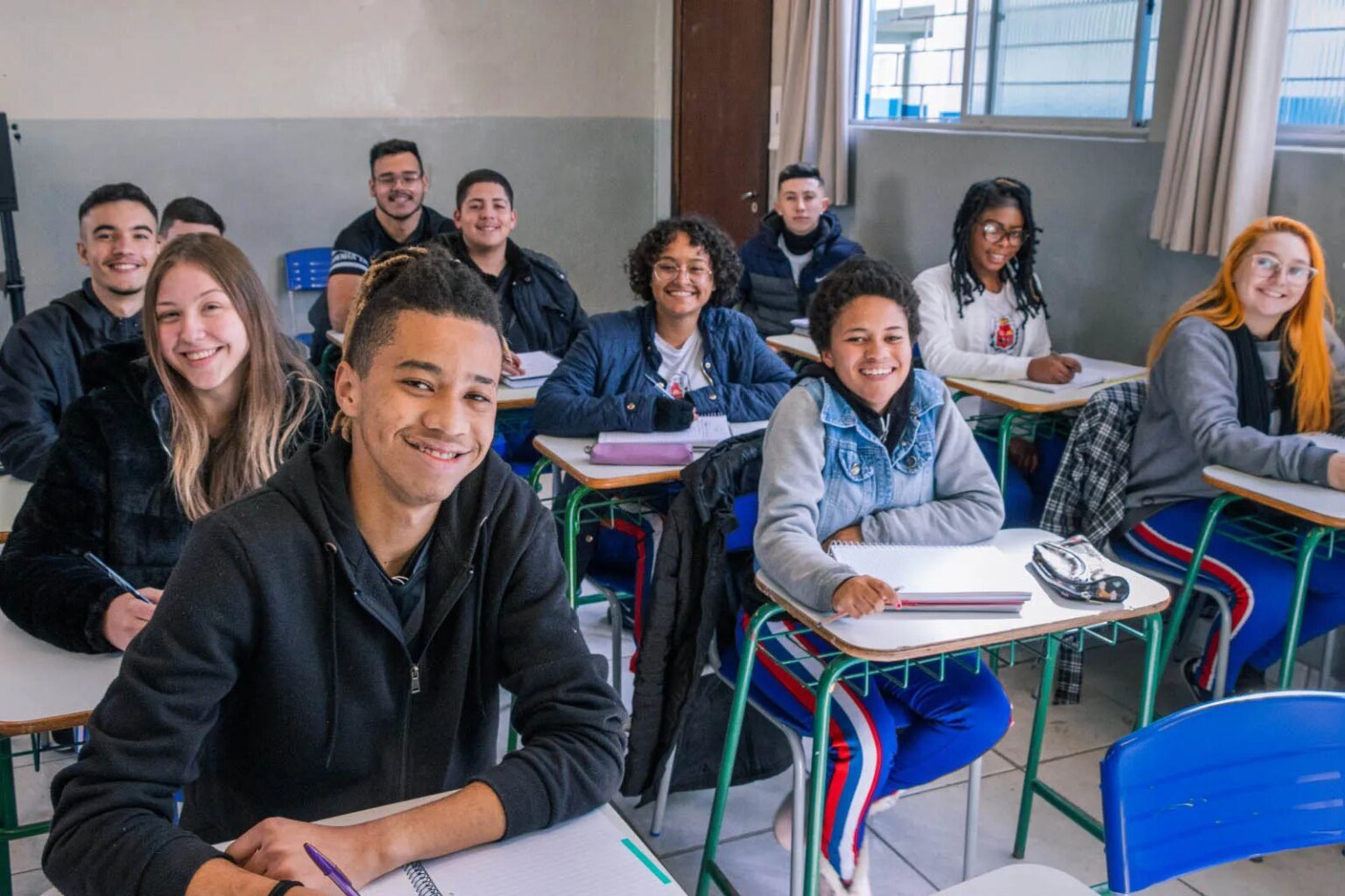 Alunos da rede estadual garantem vaga na universidade com Aprova Paraná Alunos da rede estadual têm vaga na universidade com o Aprova Paraná