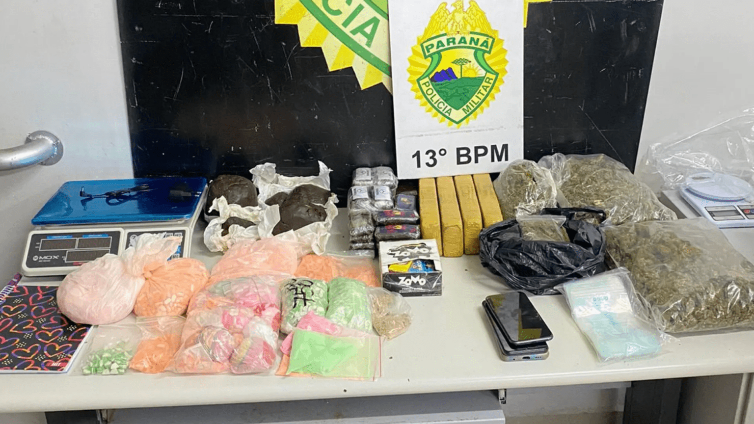 Bebê é encontrado em casa com 25 kg de drogas em Curitiba Bebê é resgatado em casa com 25 kg de drogas em Curitiba