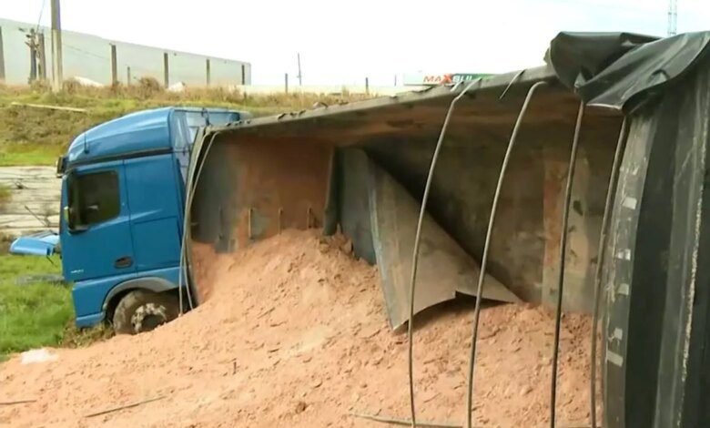 BR-116 tem bloqueio de faixas após grave acidente no Contorno Leste