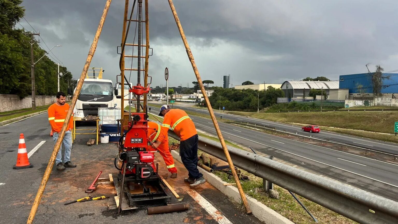 Bloqueio na marginal da BR 277 requer atenção dos motoristas Bloqueio na marginal da BR 277 pede atenção dos motoristas
