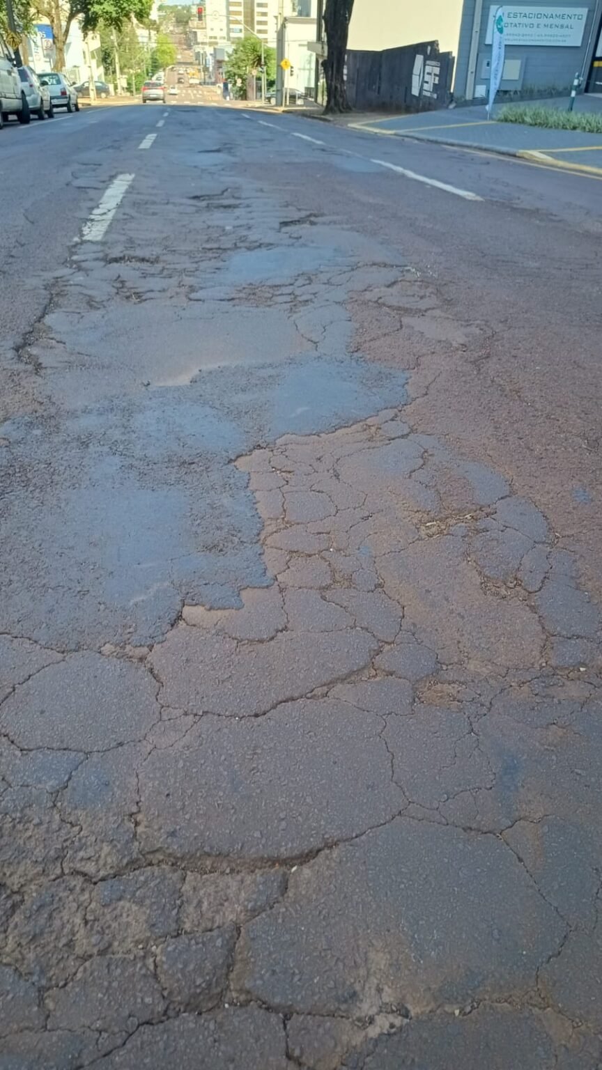 Buracos no asfalto persistem em diferentes gestões Cascavel enfrenta um desafio contínuo com buracos nas ruas - Foto: Paulo Alexandre/O Paraná