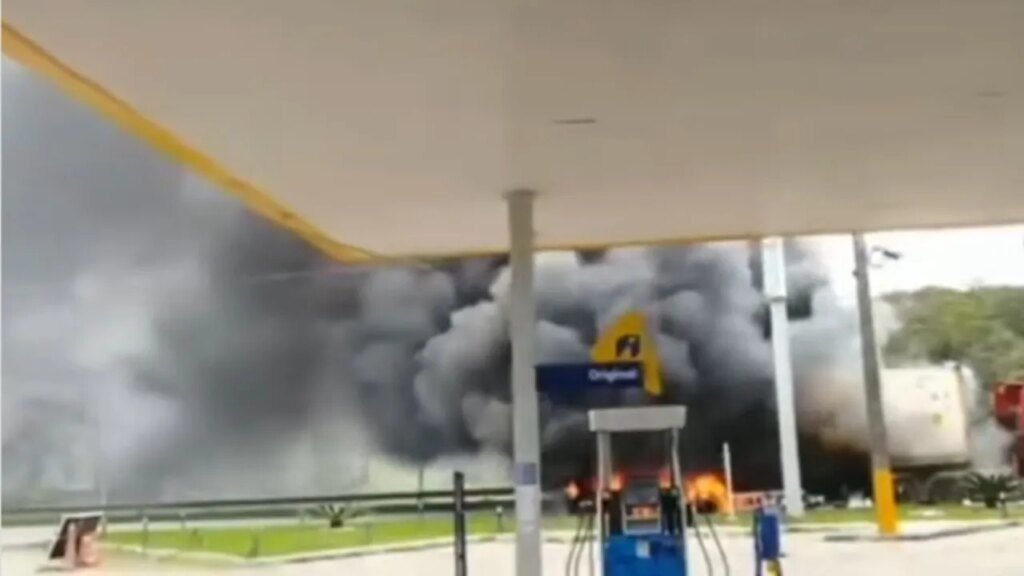 Caminhão pega fogo e interdita trecho da BR-277 no Litoral