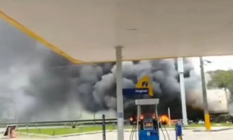 Caminhão pega fogo e interdita trecho da BR-277 no Litoral