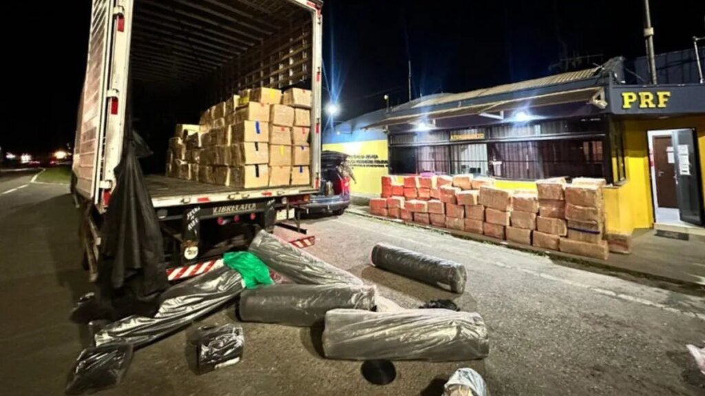 Caminhão paraguaio é apreendido com fardos de maconha na RMC Fardos de maconha são achados em caminhão paraguaio na RMC