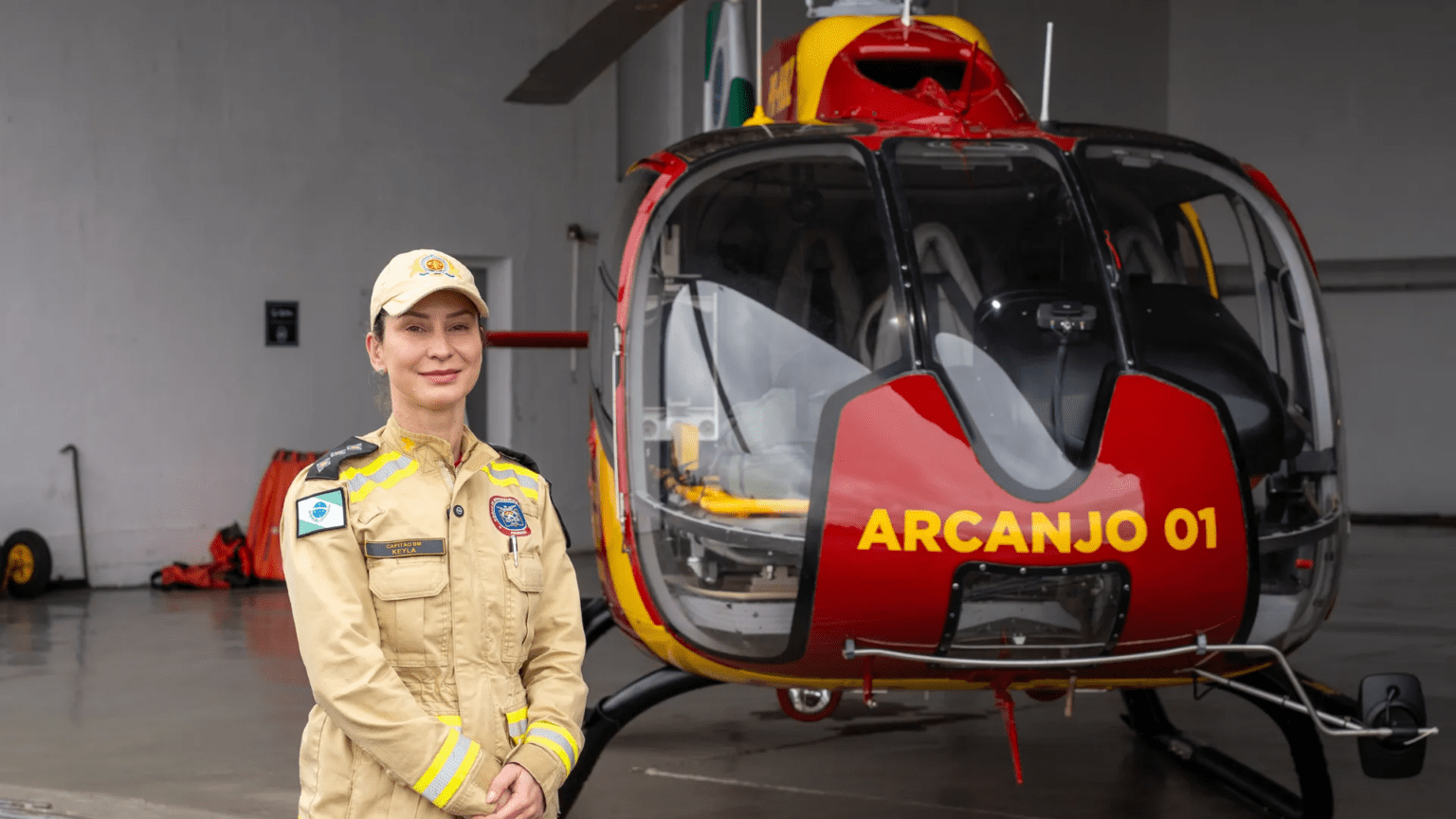 Capitã é a primeira mulher a pilotar helicóptero dos Bombeiros no PR Capitã se torna 1ª mulher piloto de helicóptero dos Bombeiros no PR