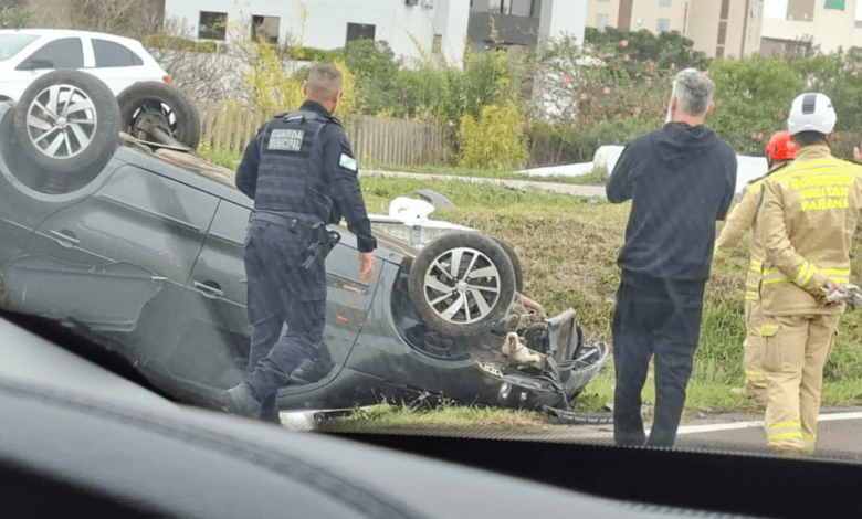 Carro saí da pista e capota na BR-376 em São José dos Pinhais
