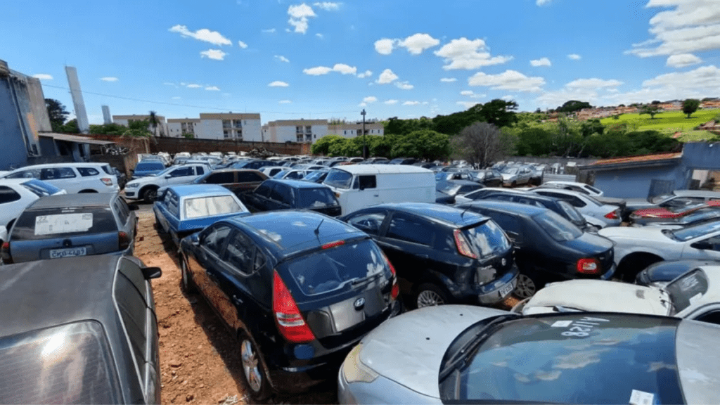 Carros apreendidos são utilizados em operações do Gaeco no Paraná Carros apreendidos viram frota de operações do Gaeco no Paraná