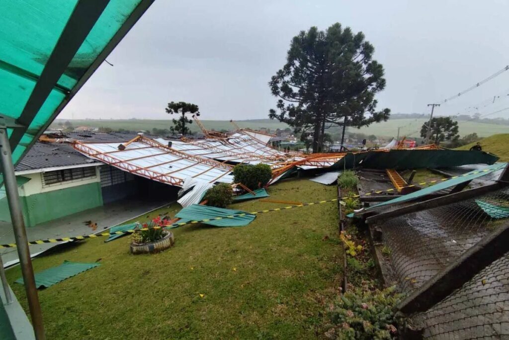 Chuva intensa e ventos fortes afetam municípios do Paraná Municípios do Paraná têm chuva intensa e ventos de até 121 km/h