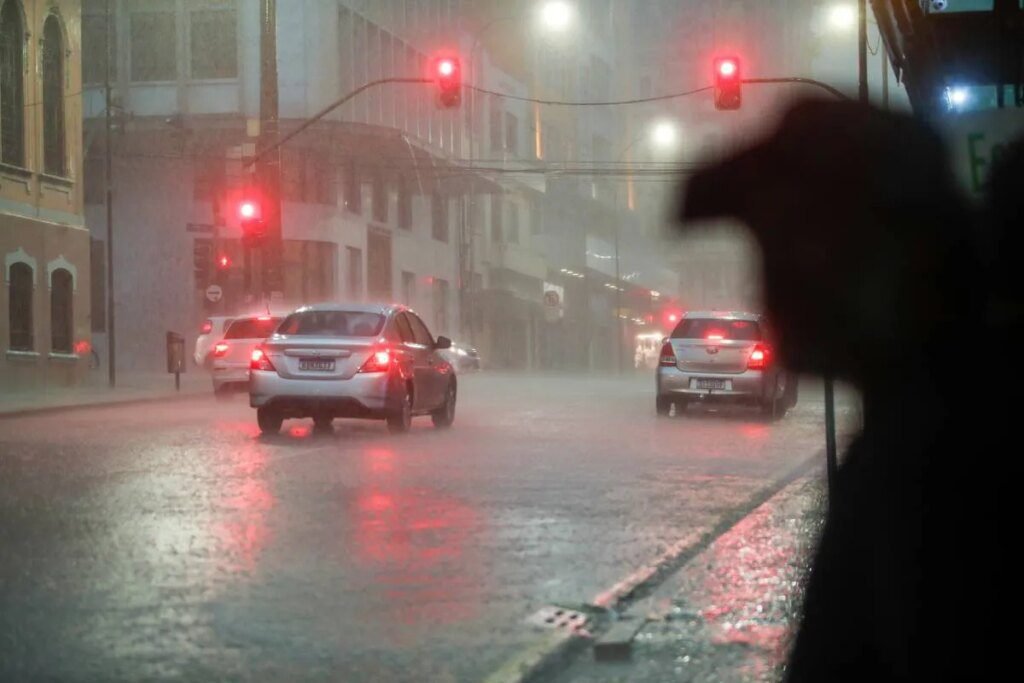 Ciclone extratropical provoca danos e apagões em Curitiba Ciclone extratropical causou estragos e falta de luz em Curitiba
