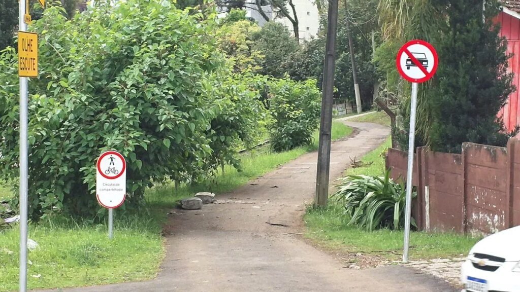 Ciclovia em Curitiba é invadida por carros, mesmo com placa Mesmo com placa, ciclovia é invadida por carros em Curitiba