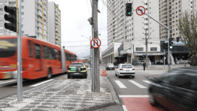 Conversão em cruzamento crítico de Curitiba é proibida