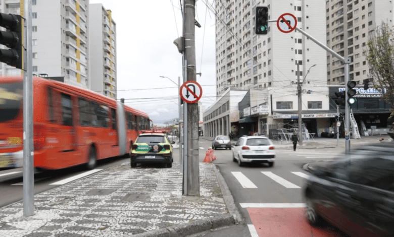 Conversão em cruzamento crítico de Curitiba é proibida