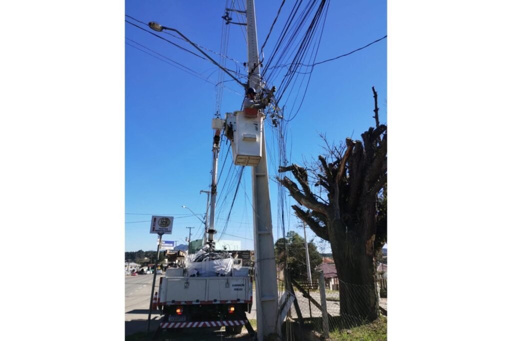 Copel remove fiação irregular na rede elétrica da Rua Vitória Copel faz retirada de fiação irregular na rede elétrica da Rua Vitória - O Paraná