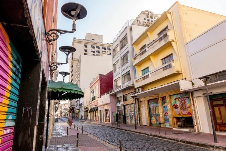 Curitiba planeja multa para quem urinar ou defecar na rua Tribuna do Paraná