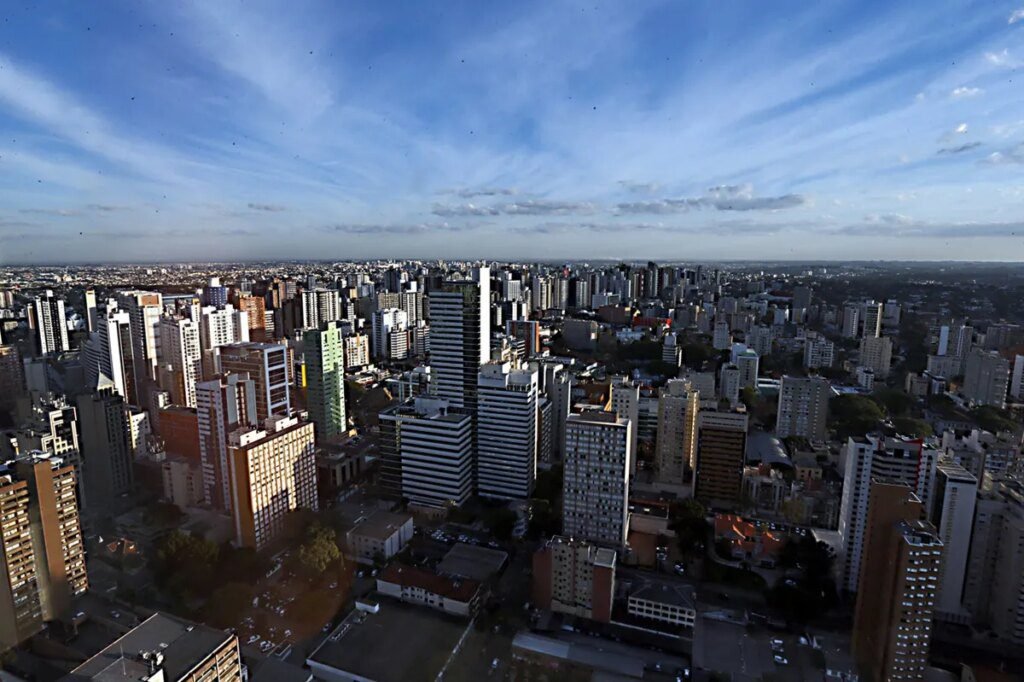 Curitiba terá quarta-feira com sol e clima agradável Curitiba terá quarta-feira parcialmente ensolarada e agradável