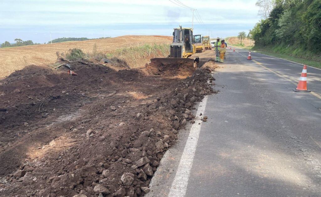 DER/PR dá início a obras de ampliação e restauração de rodovias Saiba mais sobre as obras de ampliação e restauração das rodovias PR-180 e PR-281 no Paraná, com investimento de R$ 90,8 milhões - Foto: DER-PR